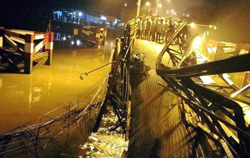 Hiện trường nhịp cầu thông thuyền Long Kiển bị sập. (Ảnh: Đ.Q) Hiện trường nhịp cầu thông thuyền Long Kiển bị sập. (Ảnh: Đ.Q)