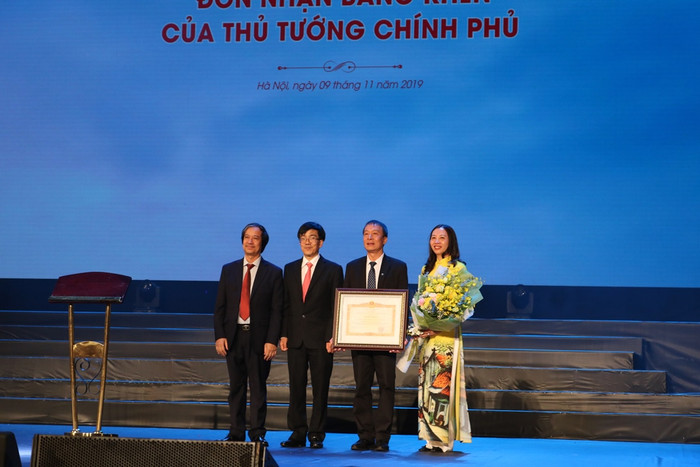 Nhà trường vinh dự được nhận bằng khen của Thủ tướng Chính phủ. Ảnh: Đỗ Thơm