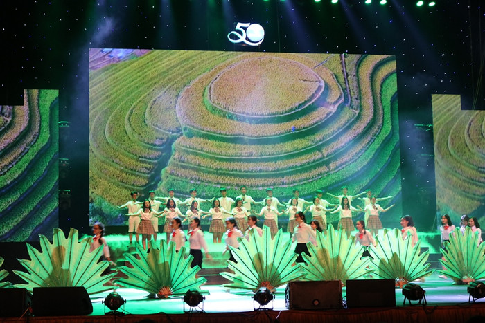 Khung cảnh tái hiện Trung học phổ thông Chuyên Ngoại ngữ ngày đầu thành lập. Ảnh: Đỗ Thơm