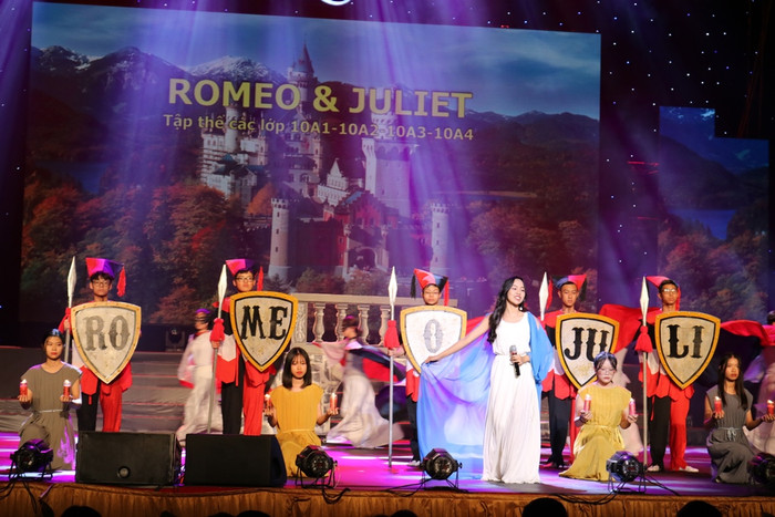 Các học sinh lớp tiếng Anh tái hiện tác phẩm Romeo &amp; Juliet theo chất CNN. Ảnh: Đỗ Thơm