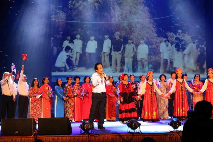 Các học sinh khóa 1 của Trường Trung học phổ thông Chuyên Ngoại ngữ đã mang đến những tiết mục văn nghệ sâu lắng, đặc sắc mang nét đặc trưng của nước Nga, Trung Hoa, Pháp. Ảnh: Đỗ Thơm