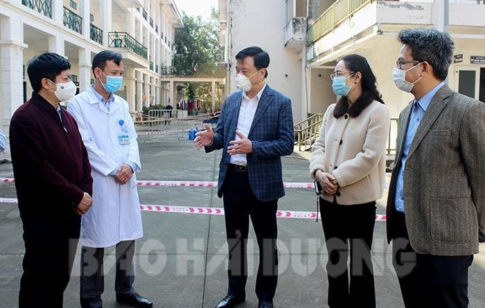 Bí thư Tỉnh ủy Hải Dương Phạm Xuân Thăng trao đổi với các y bác sĩ tham gia chống dịch tại Hải Dương. Ảnh: Báo Hải Dương