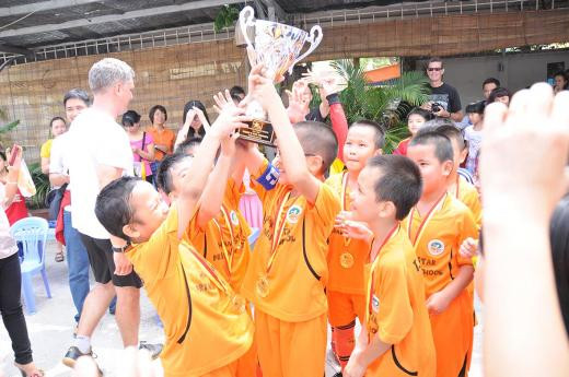Các cầu thủ nhí trường Ngôi Sao vui mừng giành cúp vô địch.