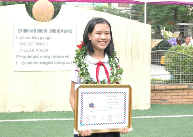 Em Đào Thụy Thùy Dương tại lễ tổng kết và trao giải cuộc thi viết thư UPU lần thứ 42 Em Đào Thụy Thùy Dương tại lễ tổng kết và trao giải cuộc thi viết thư UPU lần thứ 42