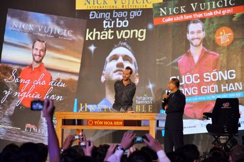 Nick khuyên mọi người nỗ lực sống đẹp: Đừng bao giờ từ bỏ khát vọng. Quan tham: Khát vọng leo cao, luồn sâu, vơ nhiều, chơi lắm chưa bao giờ tắt trong tôi! Nick khuyên mọi người nỗ lực sống đẹp: Đừng bao giờ từ bỏ khát vọng. Quan tham: Khát vọng leo cao, luồn sâu, vơ nhiều, chơi lắm chưa bao giờ tắt trong tôi!