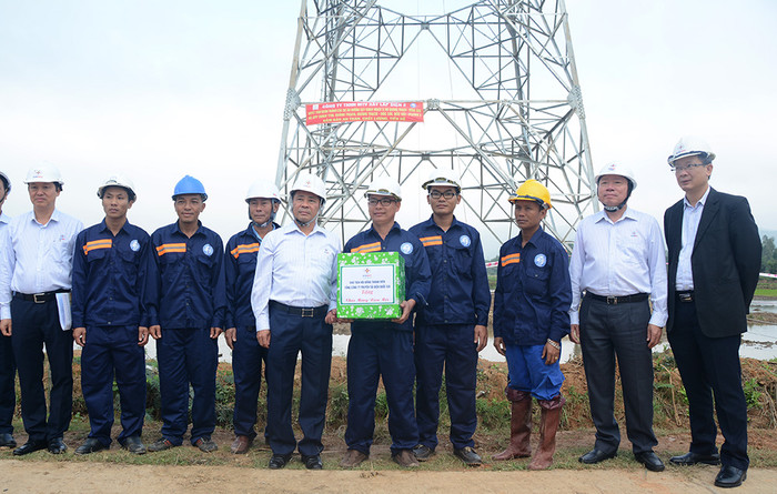 Chủ tịch Hội đồng thành viên EVNNPT Đặng Phan Tường (áo trắng đứng giữa) tặng quà Tết động viên đơn vị thi công đường dây 500 kV mạch 3 tại Quảng Bình. Ảnh: evn.com Chủ tịch Hội đồng thành viên EVNNPT Đặng Phan Tường (áo trắng đứng giữa) tặng quà Tết động viên đơn vị thi công đường dây 500 kV mạch 3 tại Quảng Bình. Ảnh: evn.com