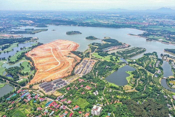 Trước đây hồ Đại Lải có diện tích khoảng 530ha, tới nay diện tích của hồ chỉ còn lại khoảng 377,8ha (Ảnh: Nguyễn Hoàn/Báo Giao thông)