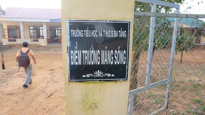 Dù ở tuổi băm nhưng ông Cời vẫn cõng yêu thương đến từng điểm trường trên khắp đại ngàn Trường Sơn. Ảnh: LC Dù ở tuổi băm nhưng ông Cời vẫn cõng yêu thương đến từng điểm trường trên khắp đại ngàn Trường Sơn. Ảnh: LC