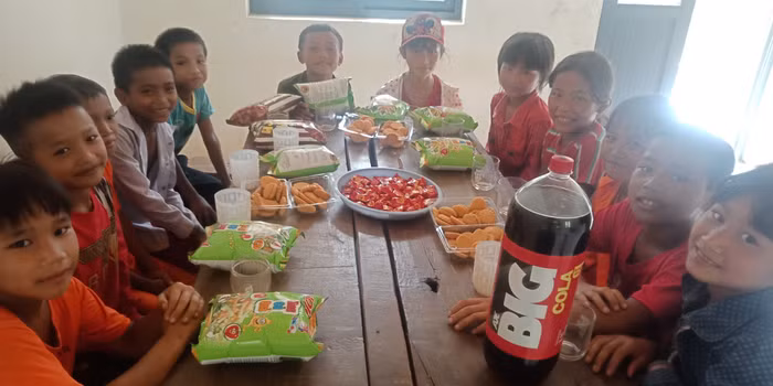 Tiệc chia tay năm học của các em học sinh trường Tiểu học Chiên Lưu (Kỳ Sơn, Nghệ An). Ảnh: Thầy giáo Lường Ngọc Quý.