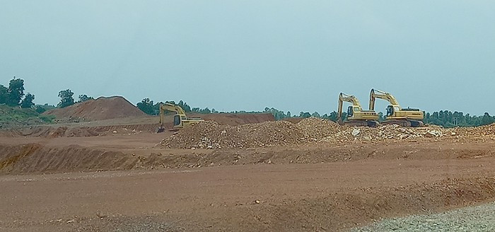 Sau khi quả đồi bị san gạt, khu vực ven hồ Đại Lải biến thành công trường xây dựng khổng lồ. Ảnh minh họa: Báo giao thông. Sau khi quả đồi bị san gạt, khu vực ven hồ Đại Lải biến thành công trường xây dựng khổng lồ. Ảnh minh họa: Báo giao thông.