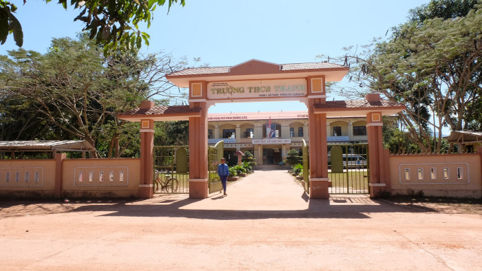 Những lớp học nứa lá xưa nay đã được thay thế bằng những ngôi trường khang trang. Ảnh: LC Những lớp học nứa lá xưa nay đã được thay thế bằng những ngôi trường khang trang. Ảnh: LC