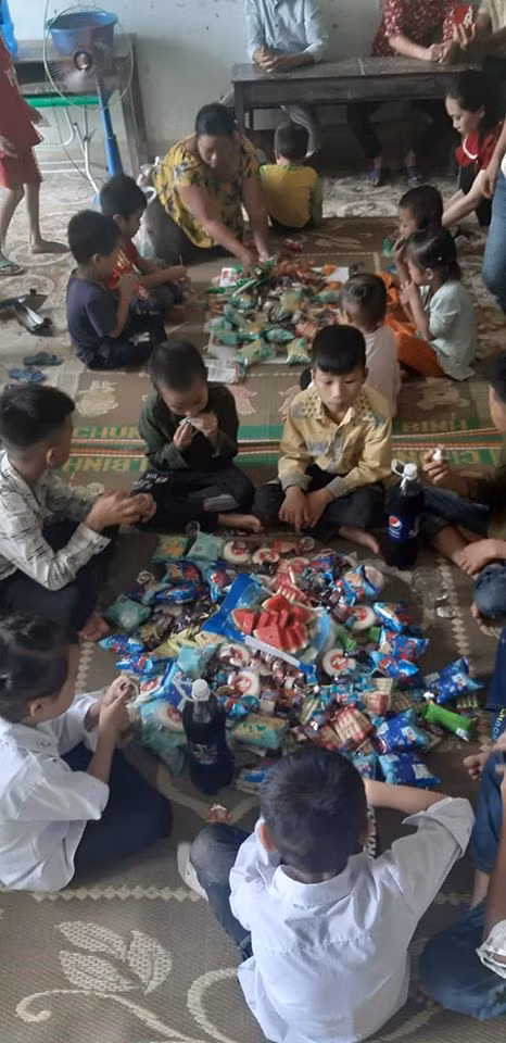 Tiệc chia tay của các em học sinh trường Tiểu học Minh Ngọc (Bắc Mê, Hà Giang). Ảnh: Thầy giáo Ban Văn Sơn.