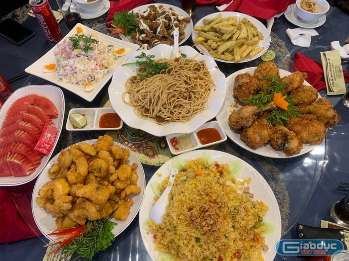 Bữa cơm chia tay của học trò lớp 6A2 Trường Trung học Cơ sở Văn Điển (huyện Thanh Trì, Hà Nội).