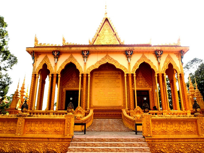 Lối chính vào chánh điện chùa Vàm Ray. Ảnh: Dương Cầm Lối chính vào chánh điện chùa Vàm Ray. Ảnh: Dương Cầm