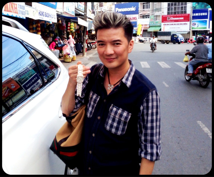 Sau khi thỏa thuận giá chuộc, Mr Đàm đã trao tiền cho người đàn ông lúc nãy, vui vẻ nhận lại vật kỷ niệm mà mình đã đánh mất trong một chuyến lưu diễn ở Bạc Liêu gần đây.