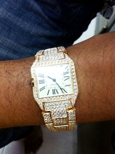 Mr Đàm mừng rỡ khi nhìn thấy chiếc đồng hồ quen thuộc của mình nằm trên tay người đàn ông lạ mặt. Người đàn ông này đã mua lại chiếc đồng hồ từ một người khác.