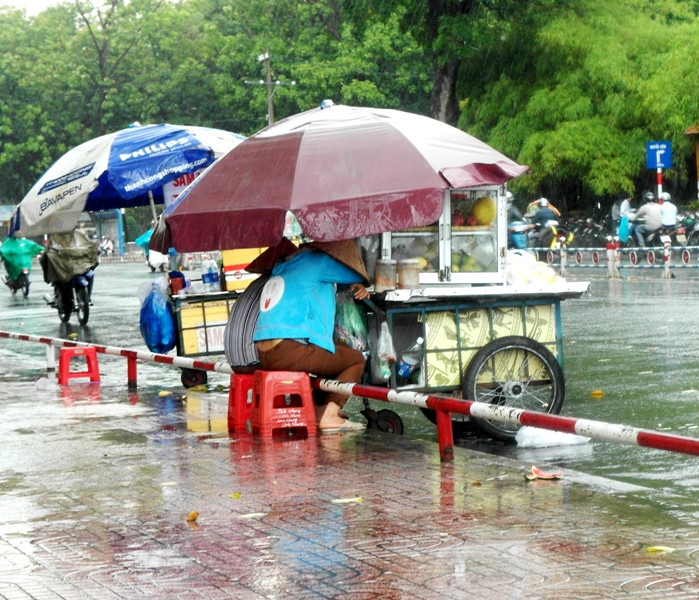 Tranh thủ lúc vắng khách, chợp mắt trong không khí mát mẻ của cơn mưa đầu mùa.