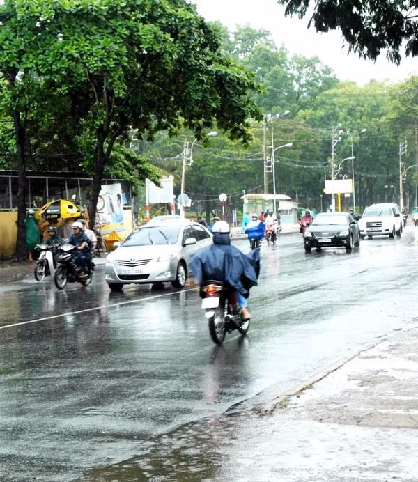 Nhớ ca khúc Em còn nhớ hay em đã quên của nhạc sĩ tài hoa Trịnh Công Sơn: "Nhớ Sài Gòn mưa rồi chợt nắng...."