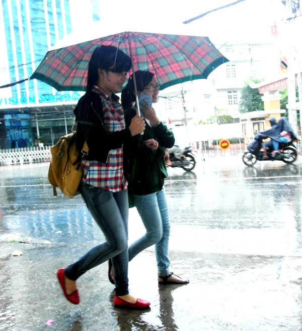 "Em còn nhớ hay em đã quên ? Trong lòng phố mưa đêm trói chân . Dưới hiên nhà nước dâng tràn .Phố bỗng là giòng sông uốn quanh" - Trịnh Công Sơn.