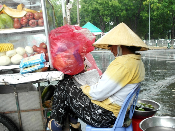 Tranh thủ đọc báo...