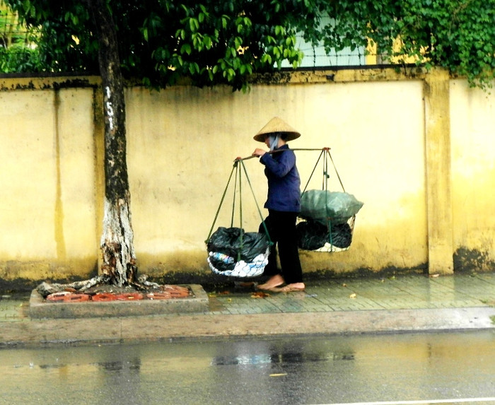 Mưa mặc mưa, cuộc sống không thể dừng lại...