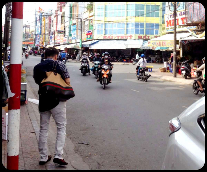 Mr Đàm bước ra khỏi chiếc Lexus RX 350 màu trắng, đi một mình đến gặp người đàn ông đang giữ chiếc đồng hồ quý giá của mình.