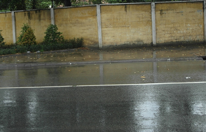 Một đoạn đường được gột rữa sau cơn mưa chiều.