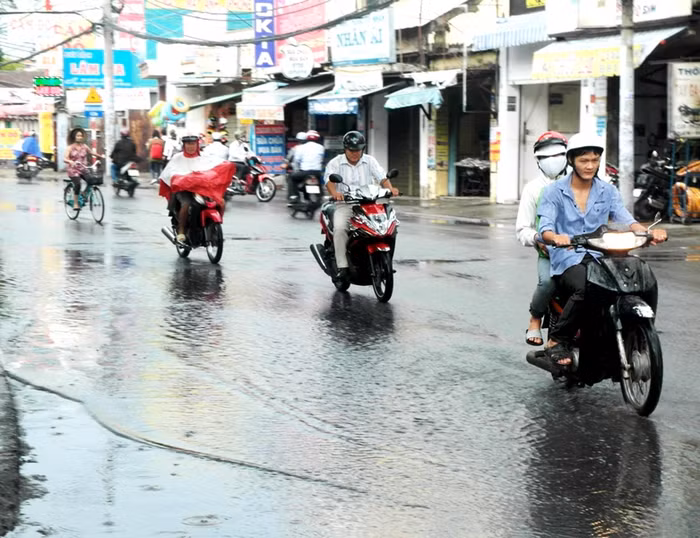 Cơn mưa dứt hạt, nhiều con đường tại TP.HCM đã "phố đã thành dòng sông uốn quan", như lời trong ca khúc Em còn nhớ hay em đã quên của cố nhạc sĩ tài hoa Trịnh Công Sơn.