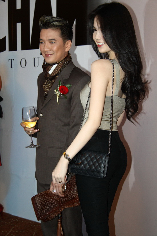 Ngọc Trinh chụp ảnh với Mr Đàm ảnh 6