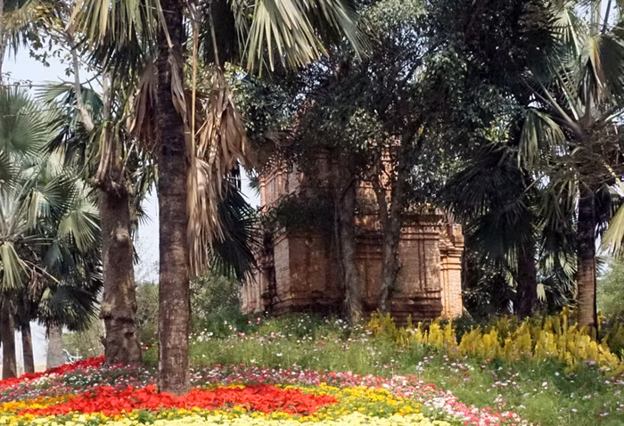 Tháp Chàm thu nhỏ. (Ảnh: T.M)