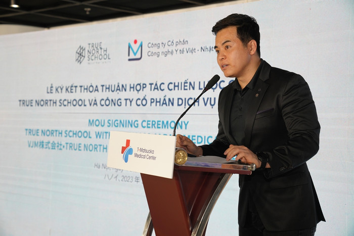 CEO True North School, thầy Danny Hwang phát biểu tại lễ ký kết. CEO True North School, thầy Danny Hwang phát biểu tại lễ ký kết.
