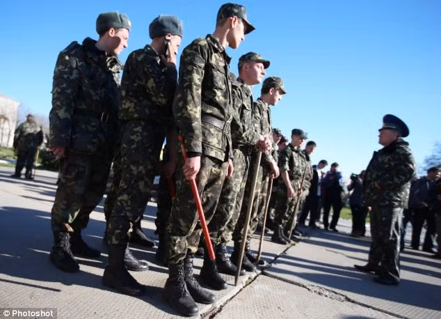 Đại tá Mamchur, chỉ huy trưởng căn cứ không quân Belbek tập hợp binh lính dưới quyền hát quốc ca Ukraine trước khi bị bắt đi thẩm vấn.