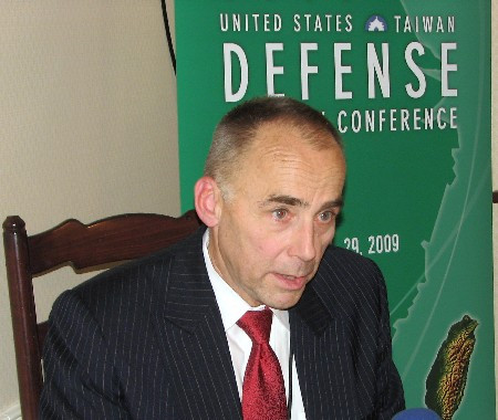 Phó Đô đốc Hải quân Mỹ đã nghỉ hưu, chuyên gia an ninh Đông Á Wallace Chip Gregson cho rằng Philippines không có nhiều lựa chọn để chống lại sự phong tỏa của Trung Quốc ở bãi Cỏ Mây. Phó Đô đốc Hải quân Mỹ đã nghỉ hưu, chuyên gia an ninh Đông Á Wallace Chip Gregson cho rằng Philippines không có nhiều lựa chọn để chống lại sự phong tỏa của Trung Quốc ở bãi Cỏ Mây.