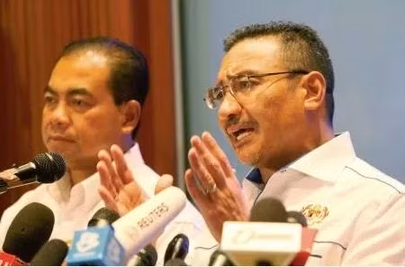 Bộ trưởng Quốc phòng kiêm Bộ trưởng Giao thông vận tải Malaysia (phải).