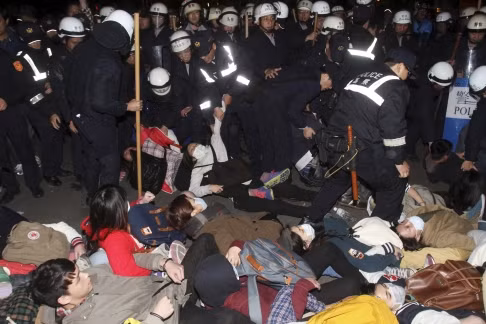 Không bên nào chịu nhượng bộ.