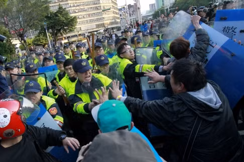 Biểu tình phản đối nhà cầm quyền Đài Loan xảy ra khá phổ biến, nhưng đối đầu bạo lực giữa người biểu tình với cảnh sát khá hiếm gặp.