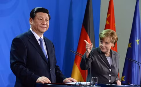 Chủ tịch Trung Quốc Tập Cận Bình và Thủ tướng Đức Angela Merkel trong cuộc họp báo chung ngày hôm qua tại Berlin.