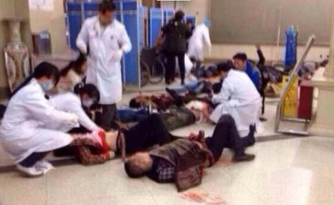 Cấp cứu các nạn nhân trong vụ thảm sát nhà ga Côn Minh tỉnh Vân Nam. Cấp cứu các nạn nhân trong vụ thảm sát nhà ga Côn Minh tỉnh Vân Nam.