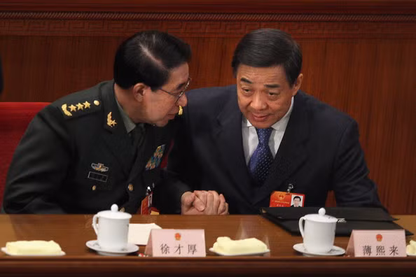 Từ Tài Hậu và Bạc Hy Lai, cựu Bí thư Trùng Khánh trong một phiên họp.