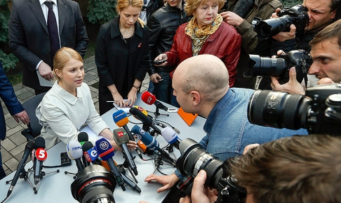 Bà Tymoshenko tổ chức họp báo tuyên bố tranh cử Tổng thống Ukraine. Bà Tymoshenko tổ chức họp báo tuyên bố tranh cử Tổng thống Ukraine.