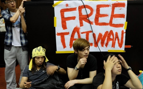 Sinh viên Đài Loan bên trong trụ sở Viện Lập pháp. Sinh viên Đài Loan bên trong trụ sở Viện Lập pháp.