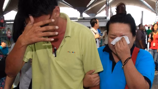 Thân nhân hành khách trên chuyến bay mất tích đang nóng lòng chờ đợi tin tức.