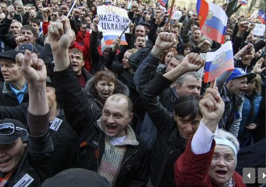 Những người dân Crimea ủng hộ phương án sáp nhập Nga. Những người dân Crimea ủng hộ phương án sáp nhập Nga.