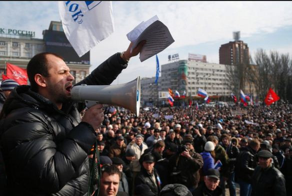 Người Ukraine tại thành phố Donetsk biểu tình ủng hộ Nga hôm 9/3. Người Ukraine tại thành phố Donetsk biểu tình ủng hộ Nga hôm 9/3.