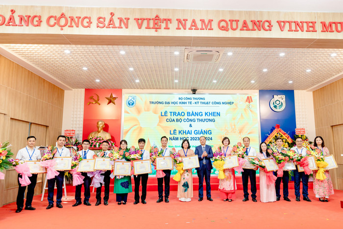 ĐH Kinh tế – Kỹ thuật Công nghiệp khai giảng năm học, chào đón hơn 5.600 tân SV ảnh 16 ĐH Kinh tế – Kỹ thuật Công nghiệp khai giảng năm học, chào đón hơn 5.600 tân SV ảnh 16