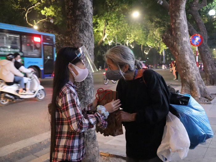 Thành viên trong câu lạc bộ "We are 222" trao quà cho người lao động nghèo. (Ảnh: Câu lạc bộ We are 222) Thành viên trong câu lạc bộ "We are 222" trao quà cho người lao động nghèo. (Ảnh: Câu lạc bộ We are 222)