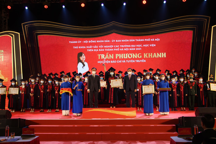 Trần Phương Khanh là Á khoa đầu vào, Thủ khoa đầu ra của Học viện Báo chí và Tuyên truyền. (Ảnh: Nhân vật cung cấp) Trần Phương Khanh là Á khoa đầu vào, Thủ khoa đầu ra của Học viện Báo chí và Tuyên truyền. (Ảnh: Nhân vật cung cấp)