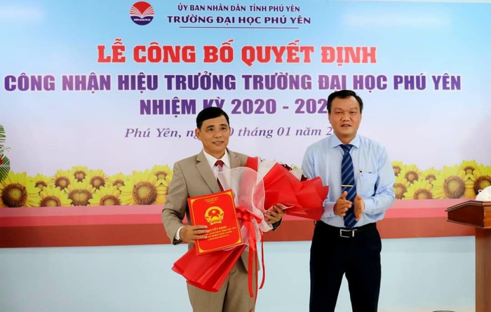 Đại diện lãnh đạo tỉnh Phú Yên trao Quyết định công nhận Hiệu trưởng cho Tiến sĩ Trần Lăng. (Ảnh: Nhân vật cung cấp) Đại diện lãnh đạo tỉnh Phú Yên trao Quyết định công nhận Hiệu trưởng cho Tiến sĩ Trần Lăng. (Ảnh: Nhân vật cung cấp)