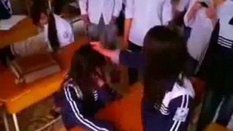 Chưa dừng lại, nữ sinh này tiếp tục tát, túm tóc, giằng kéo cô bạn khiến chiếc bàn học đổ đè lên người nạn nhân. >> CHÙM ẢNH: KHI NỮ SINH NÓI CHUYỆN BẰNG CHÂN TAY (P1) >> NỮ SINH KHOE THÂN PHẢN CẢM TRONG ÁO DÀI