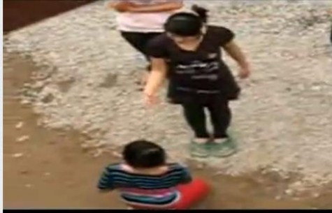 Clip này được ghi lại tại ngõ 165 đường Xuân Thủy, Cầu Giấy - Hà Nội. >> CHÙM ẢNH: KHI NỮ SINH NÓI CHUYỆN BẰNG CHÂN TAY (P1) >> NỮ SINH KHOE THÂN PHẢN CẢM TRONG ÁO DÀI